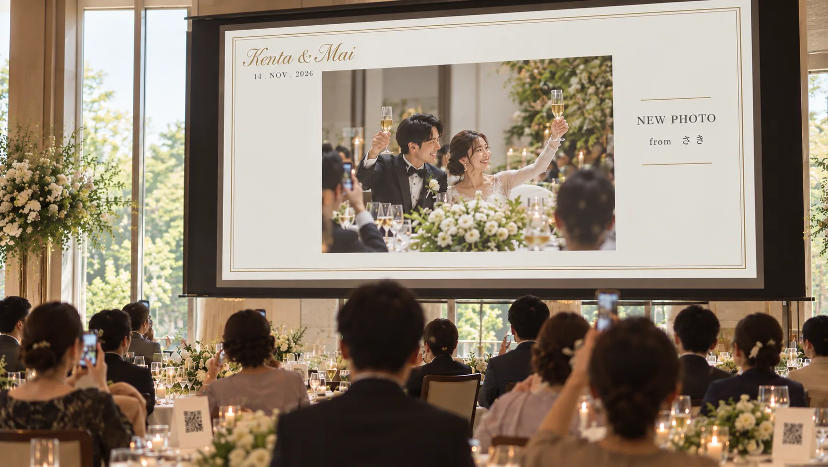 結婚式場のスクリーンにゲスト投稿の新着写真が表示されている様子